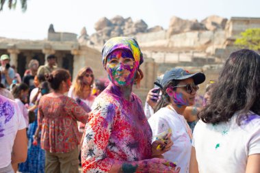 Hindistan, Hampi 'de Holi festivali, Karnataka eyaleti, 15.03.2025, Hindu bayramı renkleri, aşk, eşitlik ve bahar kutlamaları