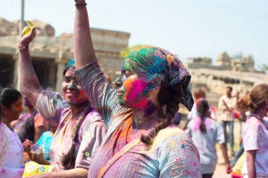 Hindistan, Hampi 'de Holi festivali, Karnataka eyaleti, 15.03.2025, Hindu bayramı renkleri, aşk, eşitlik ve bahar kutlamaları