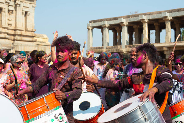 Праздник Холи в Хампи, Индия, штат Карнатака, 1525 год, люди празднуют индуистский праздник цветов, любви, равенства и весны