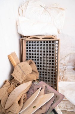 Hindistan 'da zencefil baharat fabrikasında çalışma ekipmanları, elek ve jüt çuvalları, tedarik zinciri deposu, Kochi, Kerala 