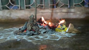 Holika Dahan, Hindistan 'daki Holi festivalinden önceki akşam şenlik ateşi ve boyama ayini, kötülüğün ve iyinin zaferinin sembolü.