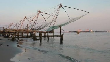 Kochi sahilindeki Çin balık ağları, Hindistan 'daki Kerala, Cheena Vala veya Tangkul, geleneksel sabit kaldırma ağı