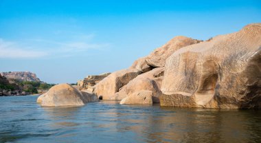Tungabhadra nehrindeki Hampi kayaları kayalık arazi, Güney Hindistan, Karnataka, panorama manzarası.