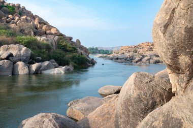 Hampi 'de kayaları olan Tungabhadra nehri, kayalık arazi, Güney Hindistan, Karnataka, seyahat noktası