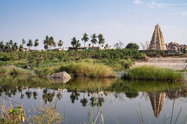 Tungabhadra nehri, tarihi şehir Hampi üzerinde Virupaksha Tapınağı, Güney Hindistan, antik Vijayanagara İmparatorluğu ile 
