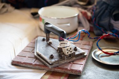 Geleneksel Hint elektrikli ütüsü, Dhobi Ghat, Kochi, Hindistan 'da açık hava çamaşırhanesi, eski bir ütü aleti.
