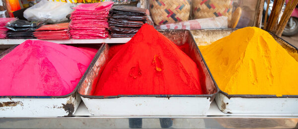 Холи фестиваль Индии, рынок киоск с красочным порошком, празднуя индуистский праздник цветов, любви, равенства и весны