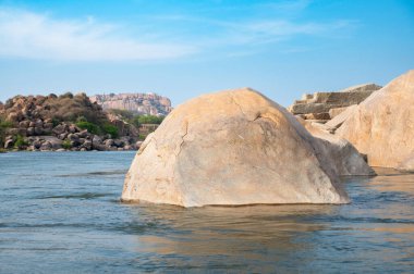 Tungabhadra nehrindeki Hampi kayaları kayalık arazi, Güney Hindistan, Karnataka, panorama manzarası.