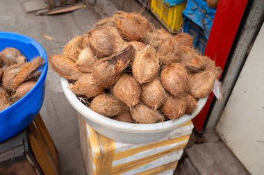 Hindistan 'da bir markette taze hindistan cevizi, tropikal meyve ve süt içeceği, Goa plajı, Nam Hom hindistan cevizi