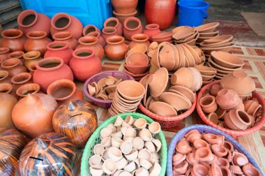 Hindistan 'da bir markette el yapımı kil çömlek, el yapımı terasotta kasesi, kavanoz ve vazo seramiği.