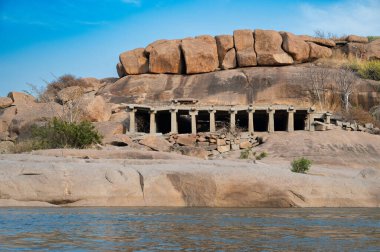 Hampi, Güney Hindistan, Vijayanagara İmparatorluğu, Hindu kültürü ve Tungabhadra Nehri 'ndeki dinle harabe.