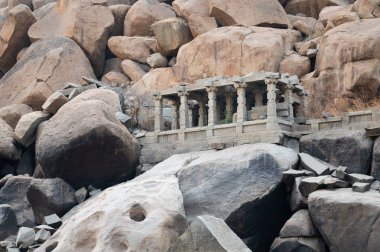 Hampi, Güney Hindistan, Vijayanagara İmparatorluğu, Hindu kültürü ve Tungabhadra Nehri 'ndeki dinle harabe.
