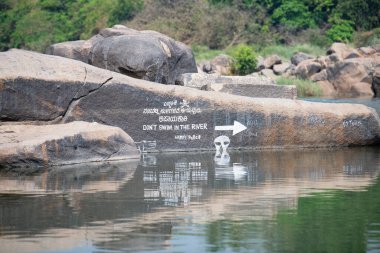 Hampi 'deki Tungabhadra nehrinde timsah uyarısı, Hindistan' daki Karnataka, sudaki tehlikeli hayvanlara karşı uyarı, yaşam tehlikesi