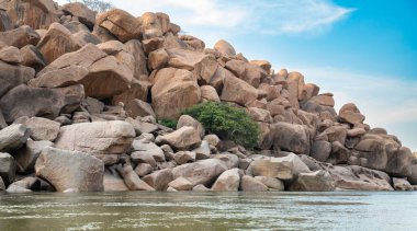 Tungabhadra nehrindeki Hampi kayaları kayalık arazi, Güney Hindistan, Karnataka, panorama manzarası.