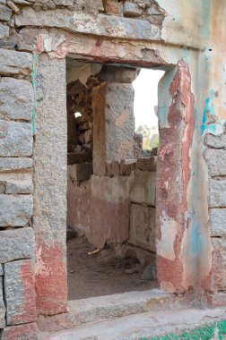 Dokulu kapı, tuğla duvar, Hampi 'deki antik harabe, yapı, grunge, tarihi taş evin kırsal girişi, Vijayanagara İmparatorluğu Hindistan
