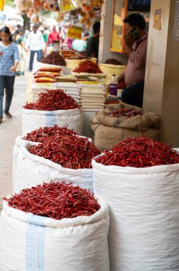 Hindistan, Mumbai 'de bir baharat pazarında satılık kırmızı biber baharatları, Hint yemeği pişirmek için taze malzemeler, 02.04.2025