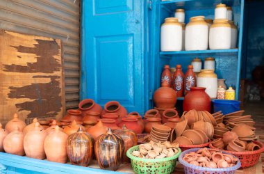 Hindistan 'da bir markette el yapımı kil çömlek, el yapımı terasotta kasesi, kavanoz ve vazo seramiği.