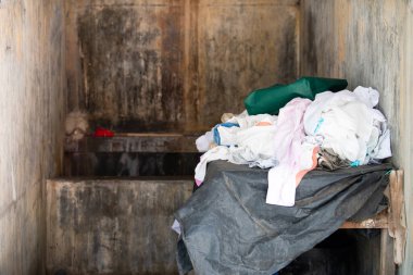 Dhobi Ghat, Kochi, Hindistan 'da açık hava çamaşırları, kirli çamaşır yığını, büyük beton leğen ve kova.