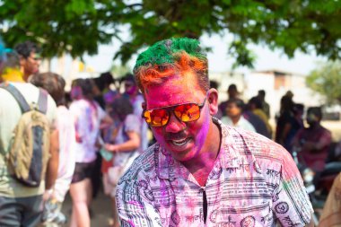 Hindistan, Hampi 'de Holi festivali, Karnataka eyaleti, 15.03.2025, Hindu bayramını kutlayan insanlar, renkler, aşk, eşitlik ve sprin