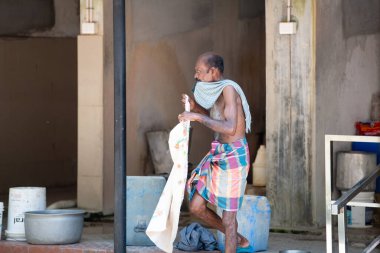 Dhobi Ghat, Kochi, Hindistan 'da açık hava çamaşırları, kirli çamaşır yığını, büyük beton leğen ve kova, 29.03.2025