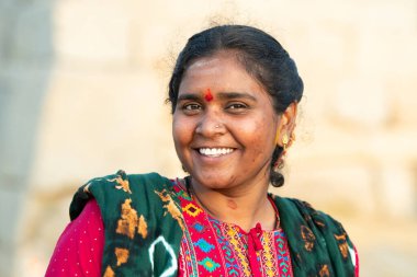 Geleneksel renkli kıyafetler giymiş Hintli bir kadının portresi, alnında kırmızı bindi noktası, Hindu dini ve kültürü, Hampi, Hindistan, 13.03.2025