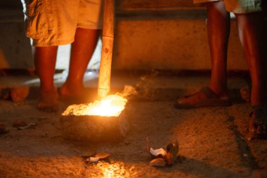 Holika Dahan, Hindistan 'daki Holi festivalinden önceki akşam şenlik ateşi ve boyama ayini, kötülüğün ve iyinin zaferinin sembolü.