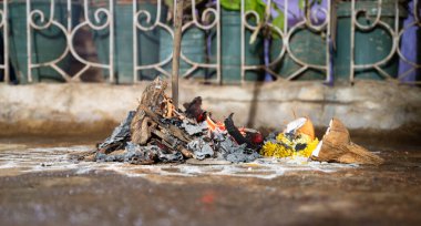 Holika Dahan, Hindistan 'daki Holi festivalinden önceki akşam şenlik ateşi ve boyama ayini, kötülüğün ve iyinin zaferinin sembolü.