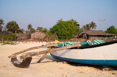 Goa sahilindeki eski ahşap tekne, Güney Hindistan 'daki palmiye ağaçları, tropikal batı kıyısı, Asya' daki Arap Denizi, tatil beldesi