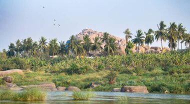 Hampi 'de kayaları olan Tungabhadra nehri, Hippie adası manzarası, Güney Hindistan, Karnataka, seyahat yeri