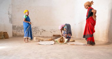 Hindistan 'da zencefil baharat fabrikasında çalışan kadınlar baharat kökleri için jüt çuvalı depo zinciri, Kochi, Kerala, 28 Mart 2025