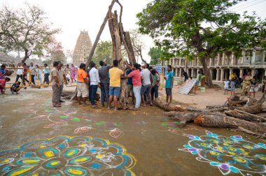 Holika Dahan, erkekler şenlik ateşi için odun toplar, Kolam renkli resim, Hindistan 'da Holi festivali akşamı, kötüyü yakar, iyinin zaferi, Hampi 14.03.2025