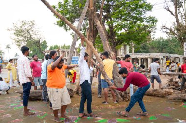 Holika Dahan, erkekler şenlik ateşi için odun toplar, Kolam renkli resim, Hindistan 'da Holi festivali akşamı, kötüyü yakar, iyinin zaferi, Hampi 14.03.2025