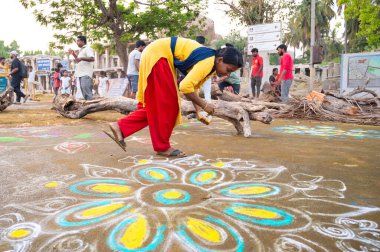 Kolam, Hindistan 'daki Holi festivalinde kadınlar ve kızlar tarafından çizilmiş renkli kum boyası Hint dini ve kültürü, hinduizm kutlaması, Hampi 14.03.2025