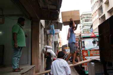 Mumbai sokakları, Mescid Bunder, Hindistan, varoşlarda küçük işletmeler ve işçiler, paketlerle dolu kamyonlar, 06.03.2025