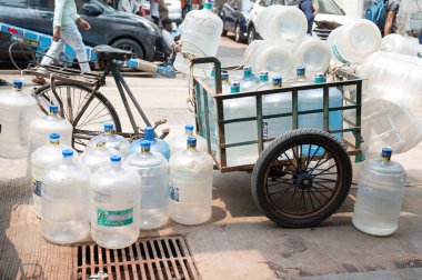 Boş içme suyu şişeleriyle dolu eski bisiklet, plastik kutu yeniden kullanım, triportör taşıma, geri dönüşüm, çevre sorunu, Mubai, Hindistan, 02.04.2025