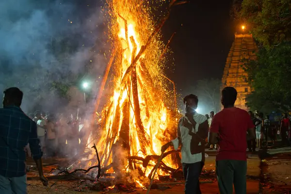 Hindu kutlaması Holika Dahan, Holi festivalinden bir gece önce Hindistan 'da ayin şenlik ateşi, kötülüğün, iyinin zaferinin sembolü, Hampi 14.03.2025