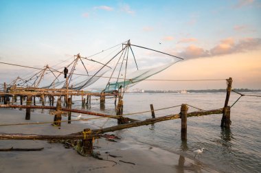Kochi sahilinde Çin balık ağları, Hindistan 'da Kerala, Cheenavala veya Tangkul, geleneksel sabit kaldırma ağı