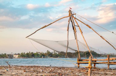 Kochi sahilinde Çin balık ağları, Hindistan 'da Kerala, Cheenavala veya Tangkul, geleneksel sabit kaldırma ağı