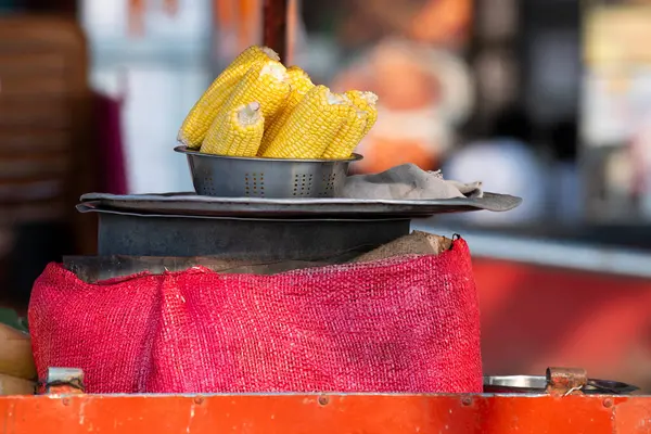 Bir kasede taze mısır koçanı, Hindistan 'da sokak yemeği, market tezgahı, sağlıklı beslenme, buğulanmış ve ızgara sebze satışı.