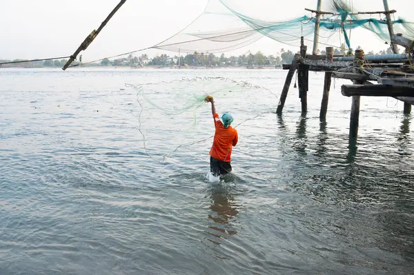 Balıkçılar okyanusa geleneksel balıkçı ağı atıyor, Hindistan 'da Kochi, Arap deniz kıyılarında endüstri, Çin Cheena vala veya tangkul, 20.03.2025