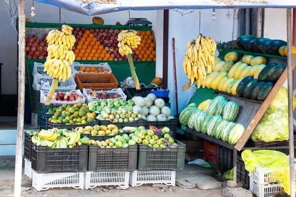 Taze meyve ve sebze, Hindistan 'da market, sokakta muz, karpuz, elma ve portakal satan tezgah, Hint kültürü.
