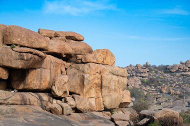 Hampi, Tungabhadra nehri, kayalık arazi, Güney Hindistan, Karnataka, Cyclopean granit kayaları.