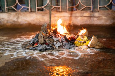 Holika Dahan, Hindistan 'daki Holi festivalinden önceki akşam şenlik ateşi ve boyama ayini, kötülüğün ve iyinin zaferinin sembolü.