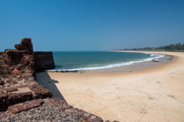 Fort Aguada surları ve Güney Hindistan 'ın Sinquerim Sahili, Arap Denizi' ndeki anıt, Asya 'ya seyahat.