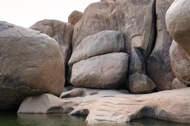 Hampi, Tungabhadra nehri, kayalık arazi, Güney Hindistan, Karnataka, Cyclopean granit kayaları.