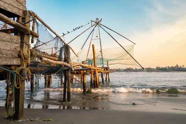 Kochi sahilindeki Çin balık ağları, Hindistan 'daki Kerala, Cheena Vala veya Tangkul, geleneksel sabit kaldırma ağı