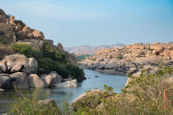 Hampi 'de kayaları olan Tungabhadra nehri, kayalık arazi, Güney Hindistan, Karnataka, seyahat noktası