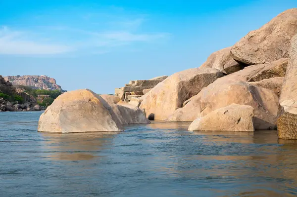 Hampi, Tungabhadra nehri, kayalık arazi, Güney Hindistan, Karnataka, Cyclopean granit kayaları.