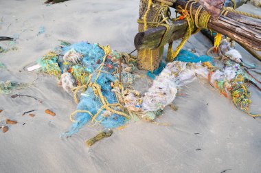 Hindistan 'ın Kochi sahilinde bulunan balık ağları ve atıklar, Arap deniz kıyısındaki balıkçılık sanayii, plastik kirlilik ve çevre, sahil temizleme günü