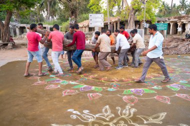 Holika Dahan, erkekler şenlik ateşi için odun toplar, Kolam renkli resim, Hindistan 'da Holi festivali akşamı, kötüyü yakar, iyinin zaferi, Hampi 14.03.2025